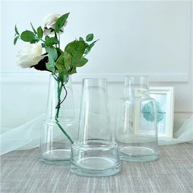 Florero de vidrio transparente