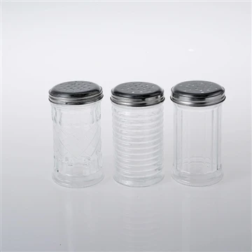El juego de vasos de vidrio incluye tapas