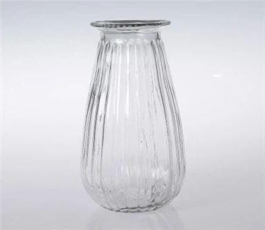 Jarrón de cristal clásico a rayas.