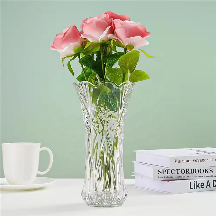 Jarrón de cristal con flores de centro de mesa