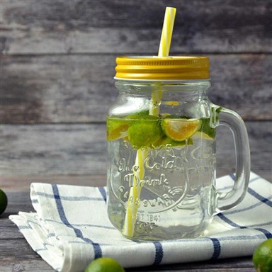 Jarra de vidrio con pajita